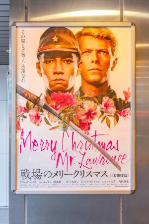 Téléchargez les photos : Tokyo, ginza - may 17 2024: Japanese poster for the 4K restored version of Nagisa Oshima's movie Merry Christmas Mr. Lawrence released in 1983 featuring actors Ryuichi Sakamoto and David Bowie. - en image libre de droit