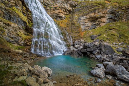 Téléchargez les photos : Vue spectaculaire sur la cascade de Cola de Caballo dans le parc national d'Ordesa y Monte Perdido à Huesca, Aragon, Espagne - en image libre de droit