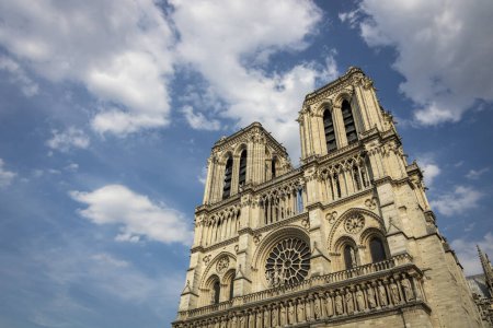 Gotische Fassade der Kathedrale Notre Dame in Paris, Frankreich vor dem Dachbrand