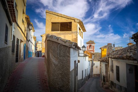 Téléchargez les photos : Rues étroites de la vieille ville colorée et historique de Cehegin dans la région de Murcie - en image libre de droit