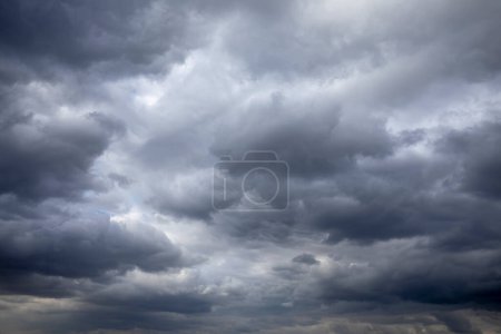 Téléchargez les photos : Ciel nuageux avec de grands nuages gris clair et foncé menaçant la pluie - en image libre de droit