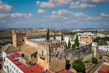 Foto de View of the castillo fortress of Arcos de la Frontera in Cadiz, Andalusia, Spain from the bell tower of the Basilica Menor de Santa Mara de la Asuncion - Imagen libre de derechos