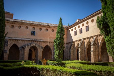 Téléchargez les photos : Cloître cistercien du Monasterio de Piedra à Saragosse, Aragon, Espagne avec végétation à l'intérieur - en image libre de droit