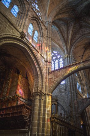 Foto de Detalle de la luz proyectada desde las vidrieras del interior de la catedral de Ávila, Castilla y Len, España, de estilo gótico - Imagen libre de derechos