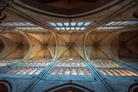 Foto de Detalle de la bóveda de la nave principal de la catedral de Ávila, Castilla y León, España, estilo gótico y arcos acanalados - Imagen libre de derechos