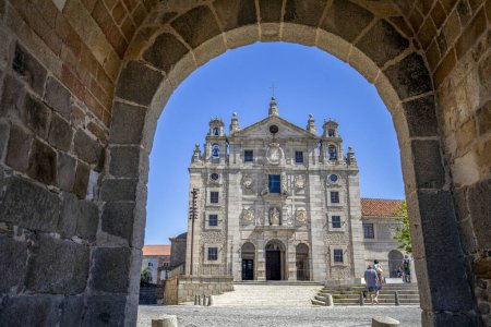 Foto de Vista de la basílica y lugar de nacimiento de Santa Teresa de Jess en Ávila, España, Patrimonio de la Humanidad por la UNESCO a través de un arco - Imagen libre de derechos