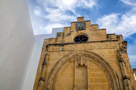 Foto de Fachada gótica junto al Palacio del Mayorazgo en Arcos de la Frontera, Cádiz, España - Imagen libre de derechos