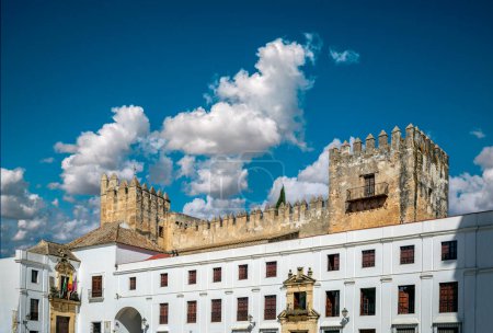 Foto de Vista del Ayuntamiento de Arcos de La Frontera, Cádiz, España, con el castillo y sus torres al fondo - Imagen libre de derechos