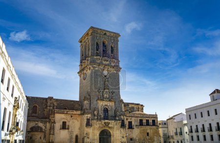 Foto de Vista de la basílica menor de Santa Mara de la Asunción desde la plaza del Cabildo en Arcos de la Frontera, Cádiz, Andalucía, España - Imagen libre de derechos