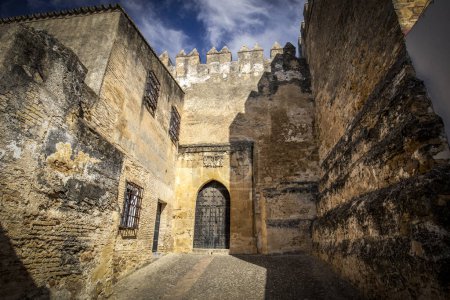 Foto de Puerta de entrada del castillo de Arcos de la Frontera, Cádiz, Andalucía, España con grandes murallas y almenas - Imagen libre de derechos