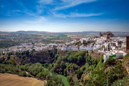 Foto de Vista del pueblo blanco de Arcos de La Frontera, Cdiz, Andalucía, España, en la cima de una colina - Imagen libre de derechos