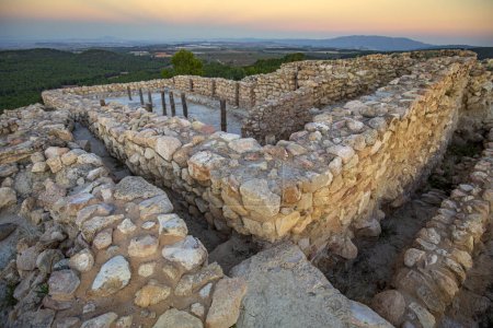 Téléchargez les photos : Vue de l'une des parties du site archéologique argarique de La Almoloya, à Pliego, Région de Murcie, Espagne, dans un magnifique coucher de soleil - en image libre de droit