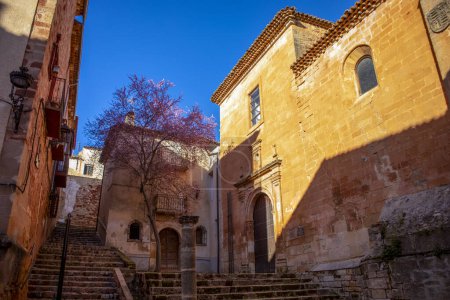 Encantadora esquina del centro histórico de Alcaraz, Albacete, Castilla la Mancha, España, con escaleras y la colorida Iglesia de San Miguel