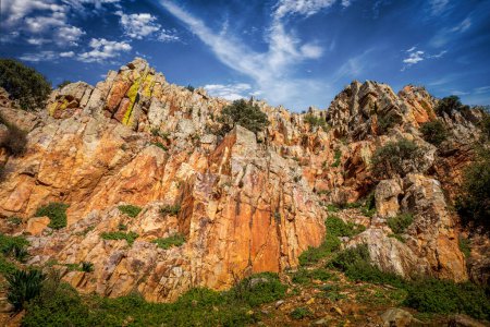 Pared de peculiar roca colorida en la reserva micro-natural del Estrecho del Hocino en Salobre, Albacete, Castilla la Mancha, España en un día luminoso