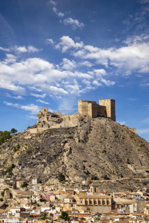 Vertikale Ansicht der Stadt Mula, Region Murcia, Spanien, am Fuße der mittelalterlichen Burg von Los Velez
