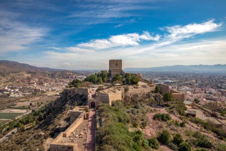 Blick von oben auf die mittelalterliche Burg von Lorca, Region Murcia, Spanien, vom Espolon-Turm.