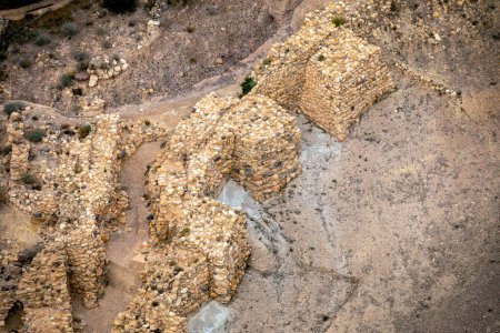 Detalle de las gruesas murallas de la antigua ciudad argárica de La Bastida en Totana, Región de Murcia, España