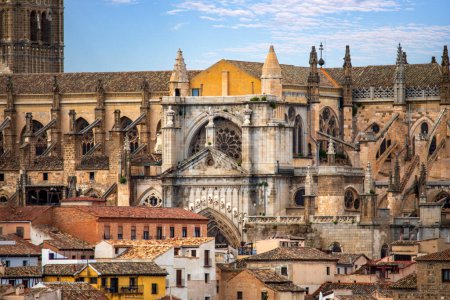 Vista detallada de los elementos arquitectónicos de la catedral de Toledo, Castilla La Mancha, España, desde la distancia