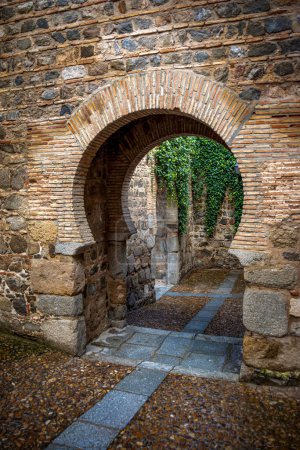 Eines der mittelalterlichen Eingangstore zu Toledo, Castila la Mancha, Spanien, Weltkulturerbe-Stadt nahe der Alcntara-Brücke