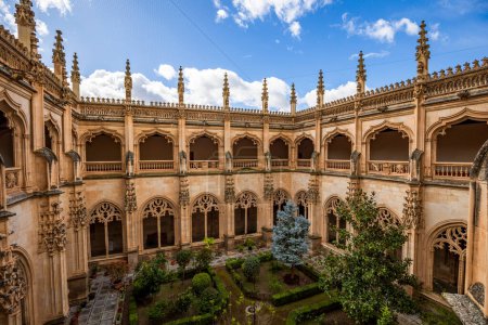 Téléchargez les photos : Cloître gothique du monastère de San Juan de los Reyes à Tolède, Castille la Manche, Espagne avec lumière du jour - en image libre de droit