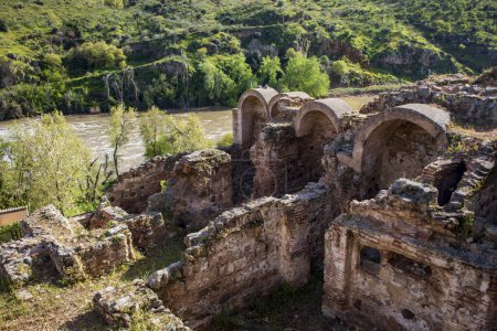 Restes archéologiques des bains arabes de Tenerias Toledo, Castilla la Mancha, Espagne à côté du Tage