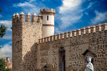 Blick auf den ummauerten und mit Zinnen versehenen mittelalterlichen Palast von La Cava Toledo, Castilla la Mancha, Spanien