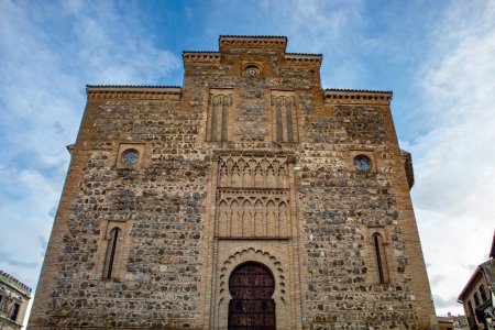Fassade der Gemeinde Santiago el Mayor in Toledo, Kastilien-La Mancha, Spanien mit Mudejar-Elementen