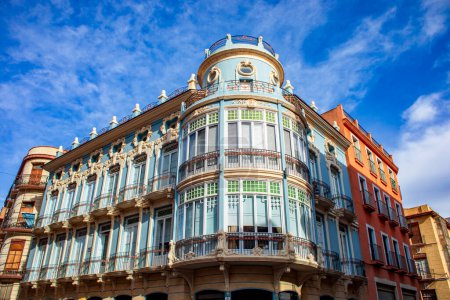 Intensives blaues historisches Gebäude an der Ecke im historischen Zentrum von Orihuela, Alicante, Valencia, Spanien