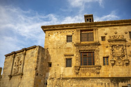 Seitenfassade des Diözesankollegs von Santo Domingo neben dem Bogen von Santo Domingo in Orihuela, Alicante, Valencia, Spanien