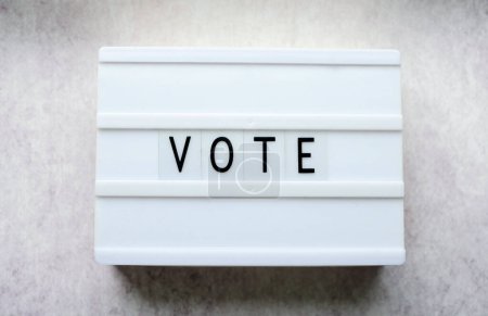 Foto de Hora de votar. Concepto de democracia. Tablero de mensajes plano. El día de las elecciones. Diseño minimalista - Imagen libre de derechos