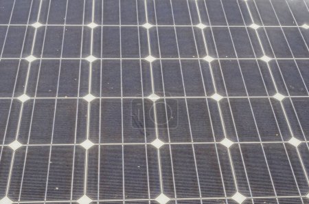 Foto de La barra, los dedos y los huecos son visibles desde la superficie superior del panel solar. - Imagen libre de derechos