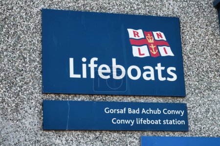 Foto de Conwy, Reino Unido 16 de julio de 2022: La señal para la estación de botes salvavidas Conwy en el puerto de Conwy en el norte de Gales. - Imagen libre de derechos