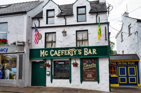 Téléchargez les photos : Donegal Town, Irlande- 19 juillet 2023 : The Front of McCafferys Bar in Donegal Town - en image libre de droit