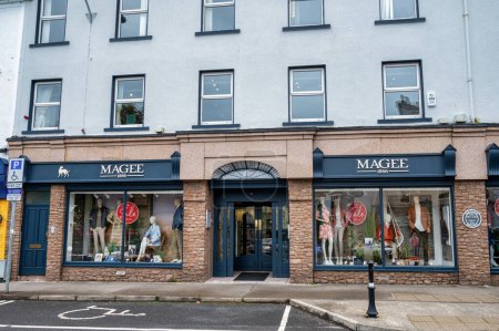 Téléchargez les photos : Donegal Town, Irlande- 19 juillet 2023 : La façade du grand magasin Magee à Donegal Town - en image libre de droit