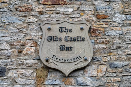 Foto de Donegal Town, Irlanda- 19 de julio de 2023: La señal para The Olde Castle Bar en Donegal Town - Imagen libre de derechos