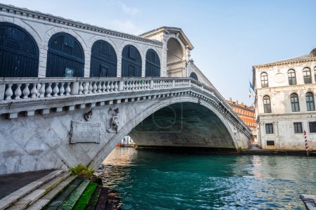 Téléchargez les photos : Pont du Rialto Pont sur le grand Canal à Venise Italie - en image libre de droit
