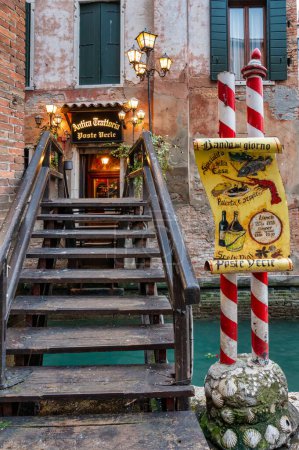 Foto de Venecia, Italia- Feb 25, 2023: Antica Trattoria Poste Vecie restaurante in Venice Italia. - Imagen libre de derechos