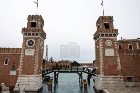 Foto de Venecia, Italia- Feb 26, 2023: Las puertas del Arsenal Veneciano. El viejo astillero del ombligo en Venecia - Imagen libre de derechos