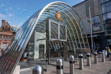 Foto de Glasgow, Reino Unido 9-sep-2023: La entrada a la estación de metro St. Enoch en el centro de Glasgow. - Imagen libre de derechos