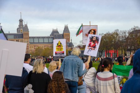 Téléchargez les photos : 29 octobre 2022, Amsterdam, Museumplein, Pays-Bas, des manifestants iraniens et des sympathisants locaux ont organisé une chaîne humaine et un rassemblement pour réclamer la liberté et les droits humains pour le peuple iranien - en image libre de droit