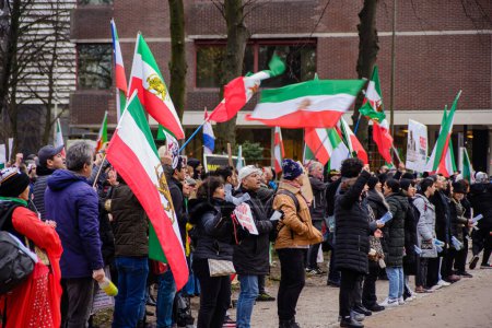 Téléchargez les photos : 21 décembre 2022, La Haye, Pays-Bas, Les manifestants iraniens demandent à la Chambre des représentants néerlandaise de fermer l'ambassade d'Iran aux Pays-Bas et d'expulser ses diplomates en raison de la brutalité du régime en République islamique d'Iran - en image libre de droit