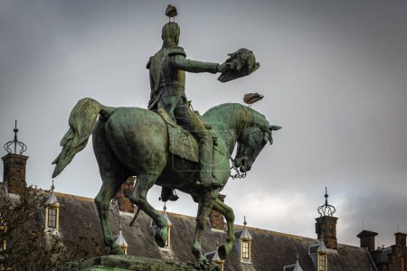 Téléchargez les photos : 09 décembre 2022, La Haye, Pays-Bas, Mouettes sur le monument du roi Guillaume II Prinz von Orange, Den Hagg-Stadtzentrum - en image libre de droit