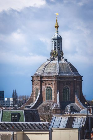 Téléchargez les photos : Vue du paysage urbain sur le centre de la ville et Marekerk, Leyde, Pays-Bas - en image libre de droit
