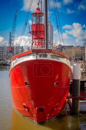 Foto de 27 Marzo 2023, Rotterdam, Países Bajos, vista sobre el Museo Maritiem con barcos y equipo portuario - Imagen libre de derechos
