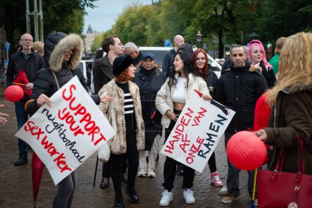 Foto de Jueves, 19 Octubre 2023, Amsterdam, Países Bajos, Red Lightdistrict Las trabajadoras sexuales marchan en protesta contra una propuesta de ventanas de desplazamiento utilizadas por las trabajadoras sexuales en los distritos de Noord y Zuid de Ámsterdam. - Imagen libre de derechos