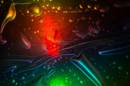 Foto de Imagen abstracta colorida de la envoltura de burbujas con las marcas de burbujas y arañazos bajo luz de color - Imagen libre de derechos