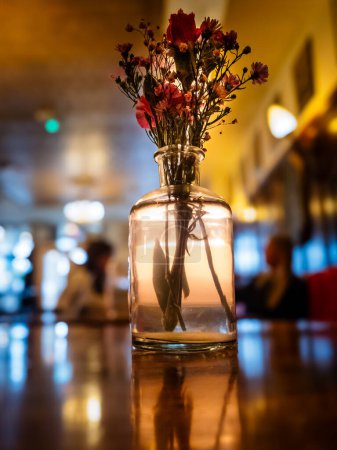 Dekorative Blumen auf dem Tisch mit verschwommenem Hintergrund in den Voorschoten, Niederlande