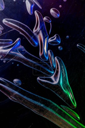 Bunte abstrakte Abbildung der Luftpolsterfolie mit Blase und Kratzspuren unter farbigem Licht