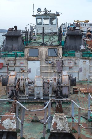 Alte Flussschiffe rosten auf Dock-Werkstatt