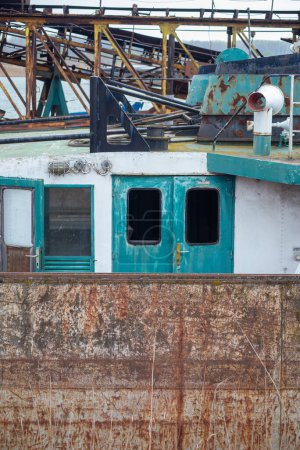 Alte Flussschiffe rosten auf Dock-Werkstatt